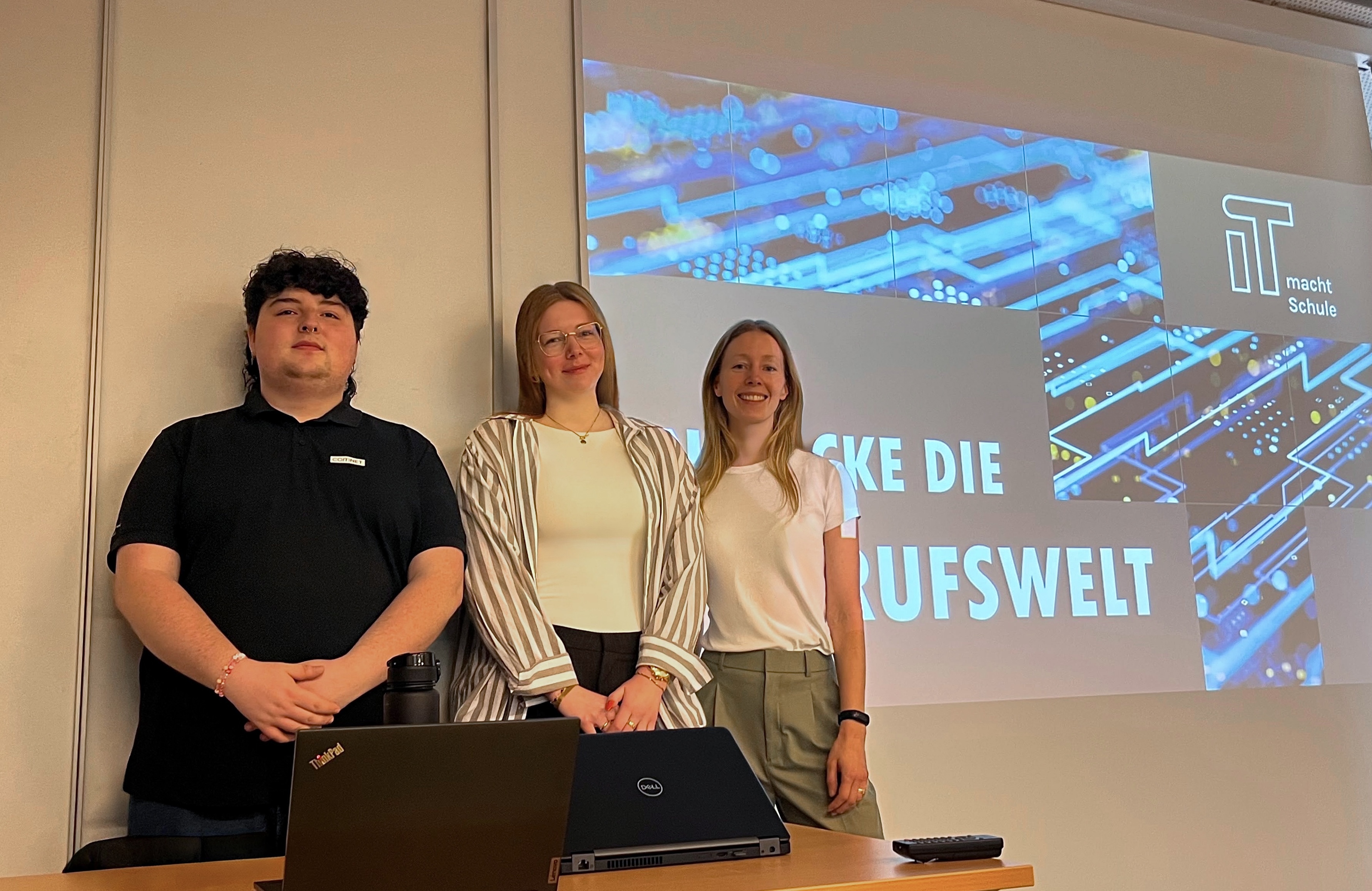 Xavier Bury-Stäubner (Azubi Fachinformatiker Systemintegration bei comNET), Christin Jürgens und Karoline Bachmann von ITmS (v.l.n.r.) Xavier Bury-Stäubner (Azubi Fachinformatiker Systemintegration bei comNET), Christin Jürgens und Karoline Bachmann von ITmS (v.l.n.r.)