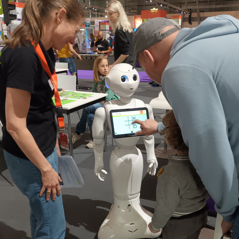 Der humanoide Roboter Pepper und ein Besucher