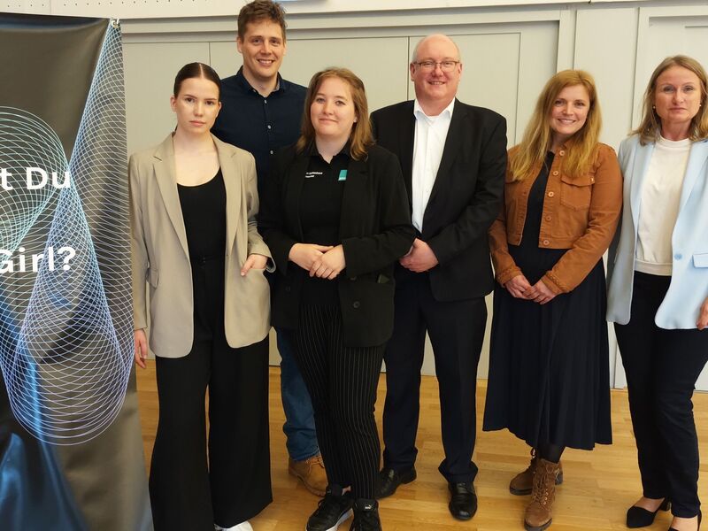 Gruppenbild mit Herrn Meyer vom Unternehmen Bechtle in der IGS Stöcken