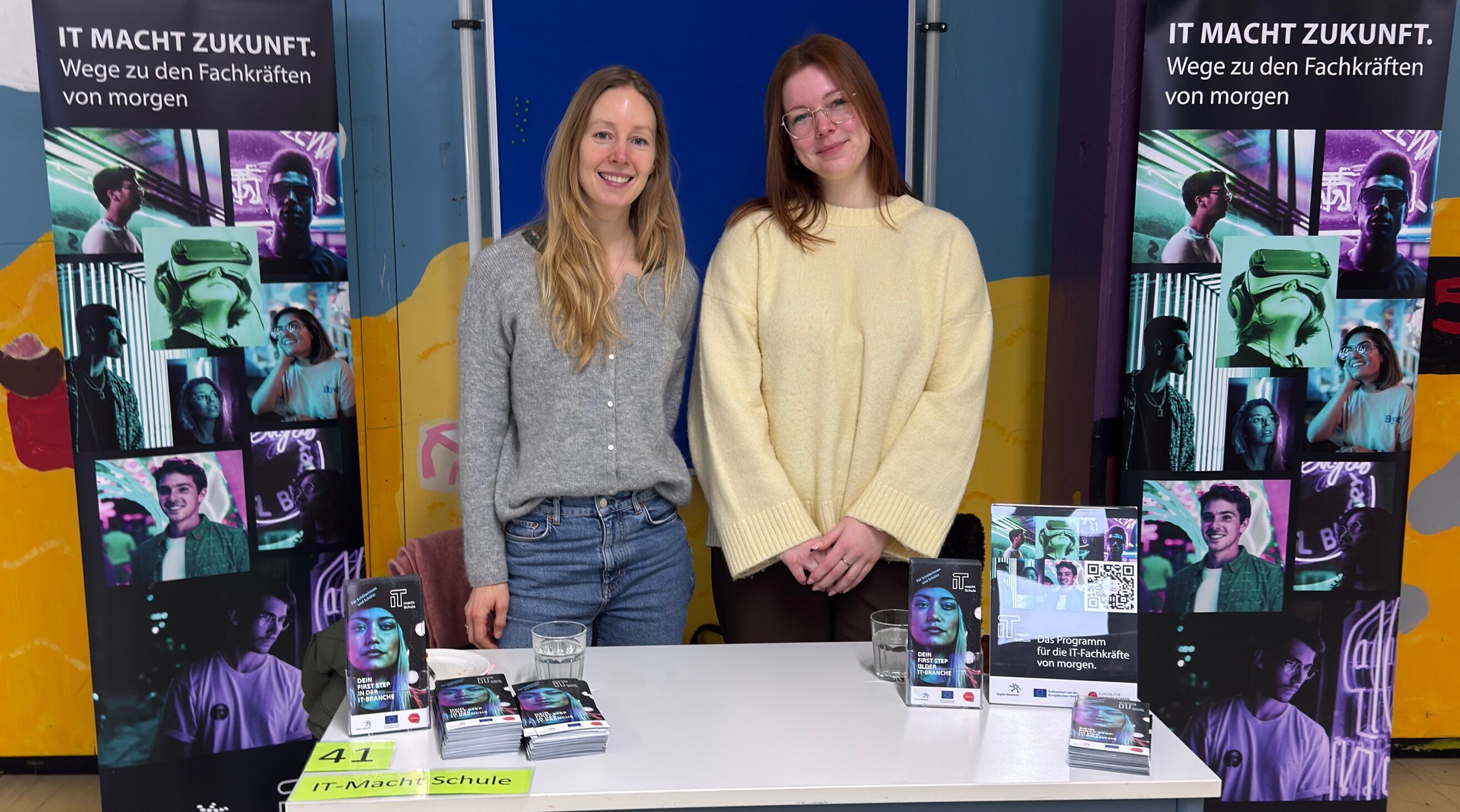 Karoline Bachmann und Christin Jürgens auf der Ali-Börse an der IGS Badenstedt